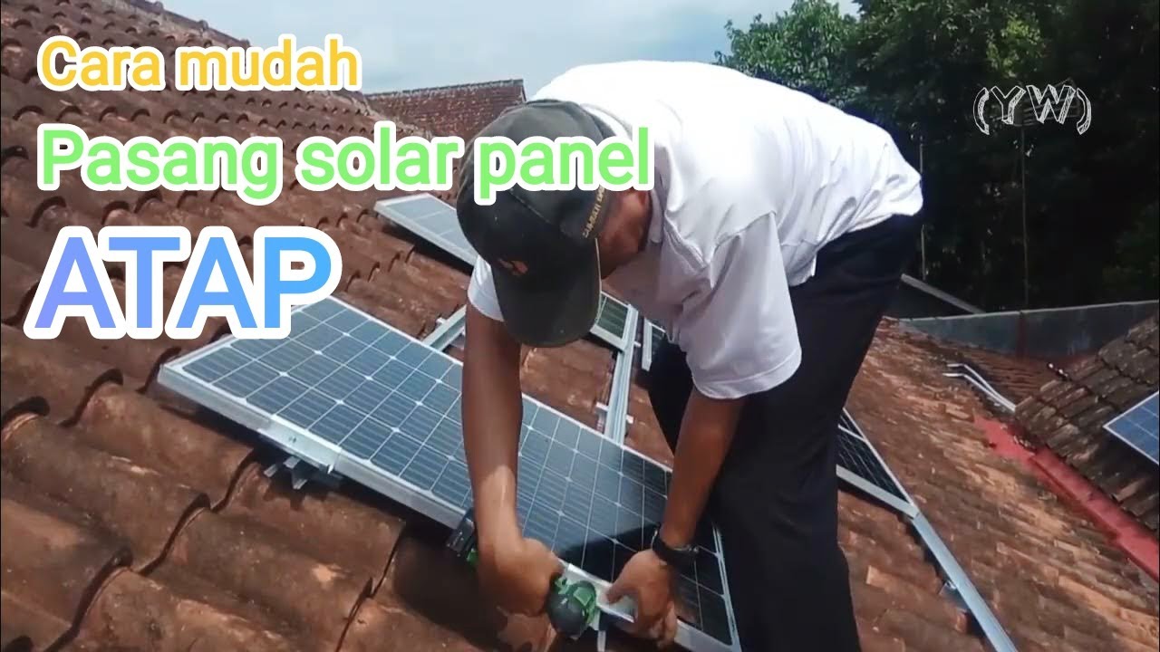 Proses pemasangan solar panel pada atap genting