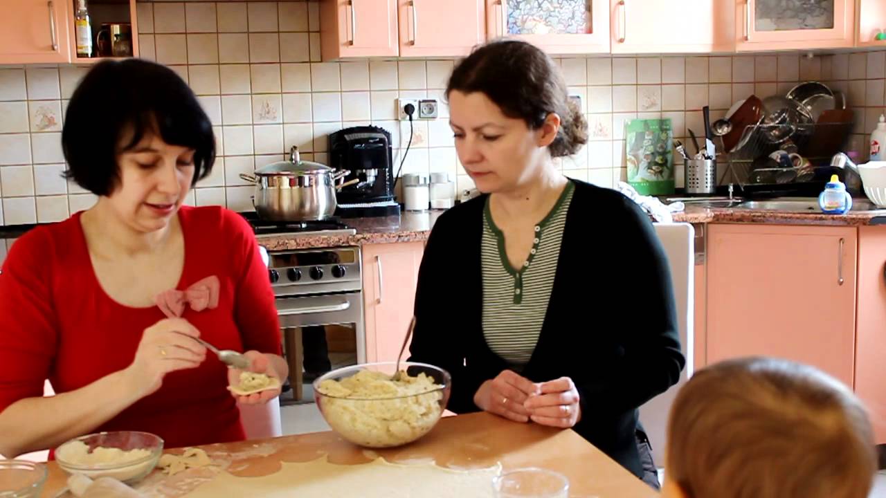 Lepienie pierogów