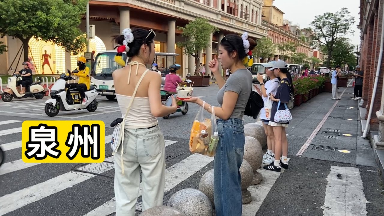 傍晚逛福建省泉州市西街 游客挺多 Many tourists walking on West Street in Quanzhou City, Fujian Province, China