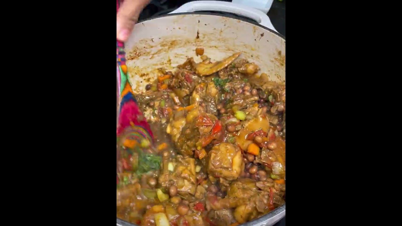Trini 🇹🇹🇹🇹chicken Pelau with fry pigeon peas and coconut milk
