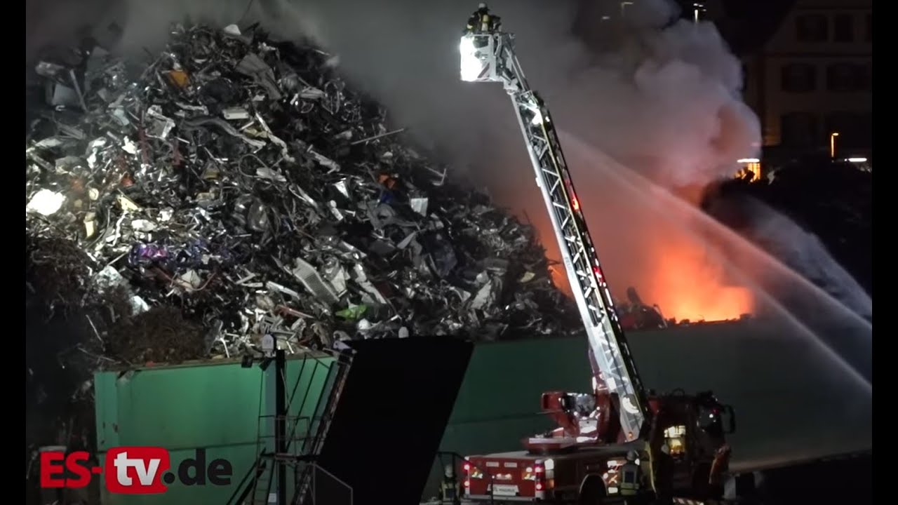 Großbrand bei Wertstofffirma in Plochingen