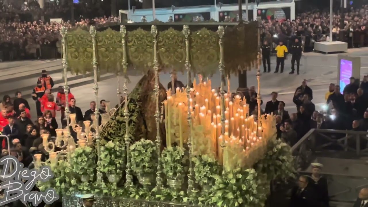 La Esperanza de Triana en la calle Almirante Lobo. Procesión Magna de Sevilla. 8 de diciembre 2024