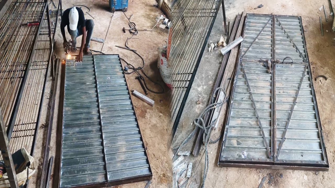 Shutter ka darvaja banaa rahe the