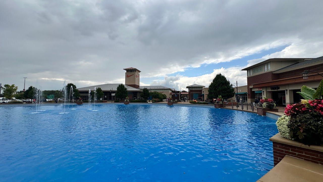 Mall Tour, Chicago Premium Outlets, in Aurora, IL