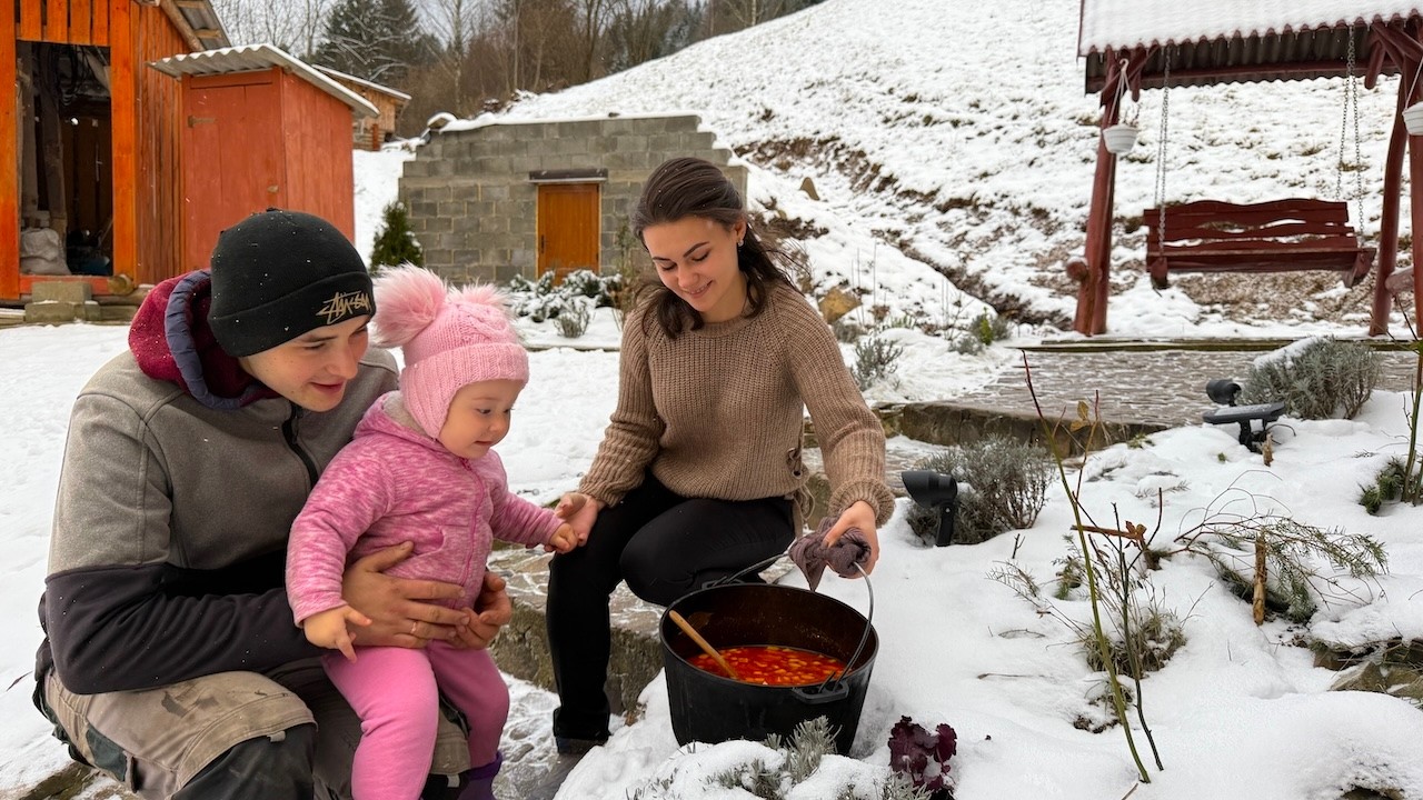 Carpathian First Snow ❄️ Young Family&rsquo;s Cozy Village Day & Warm Bograch Fire 🔥🏔️