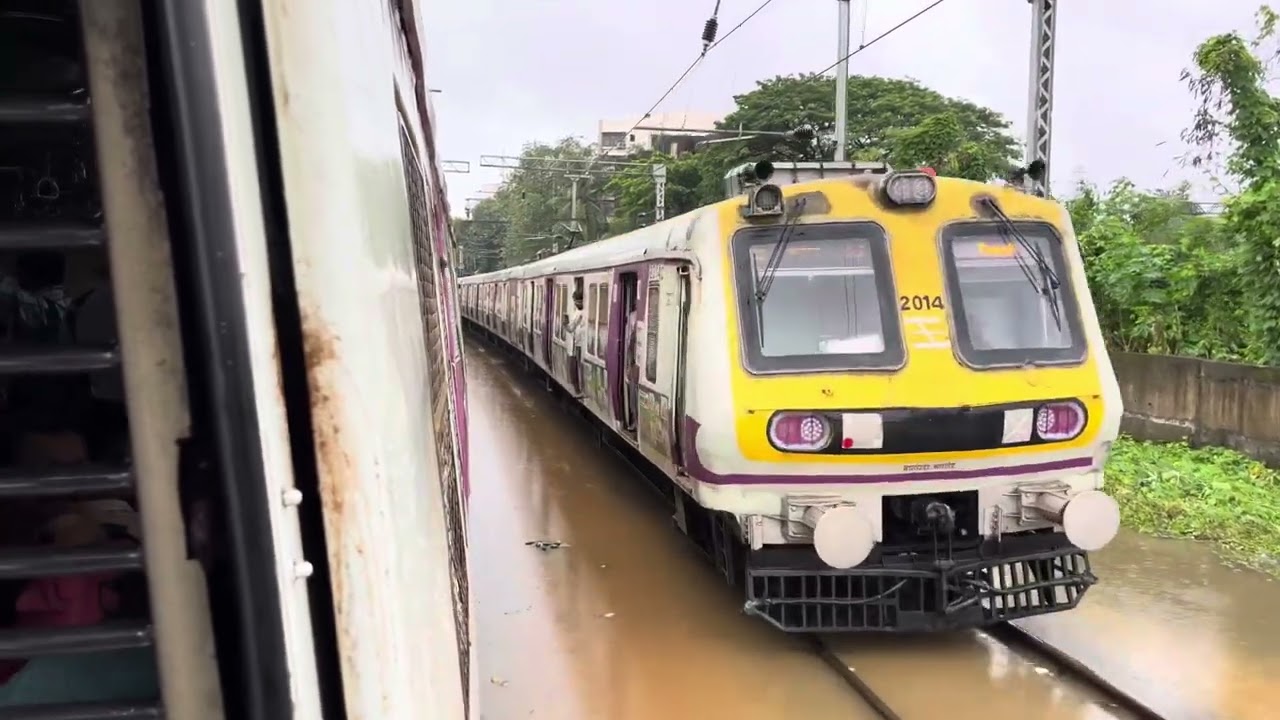 MUMBAI LOCAL STUCK IN RAIN #mumbai #mumbailocal #mumbairains 