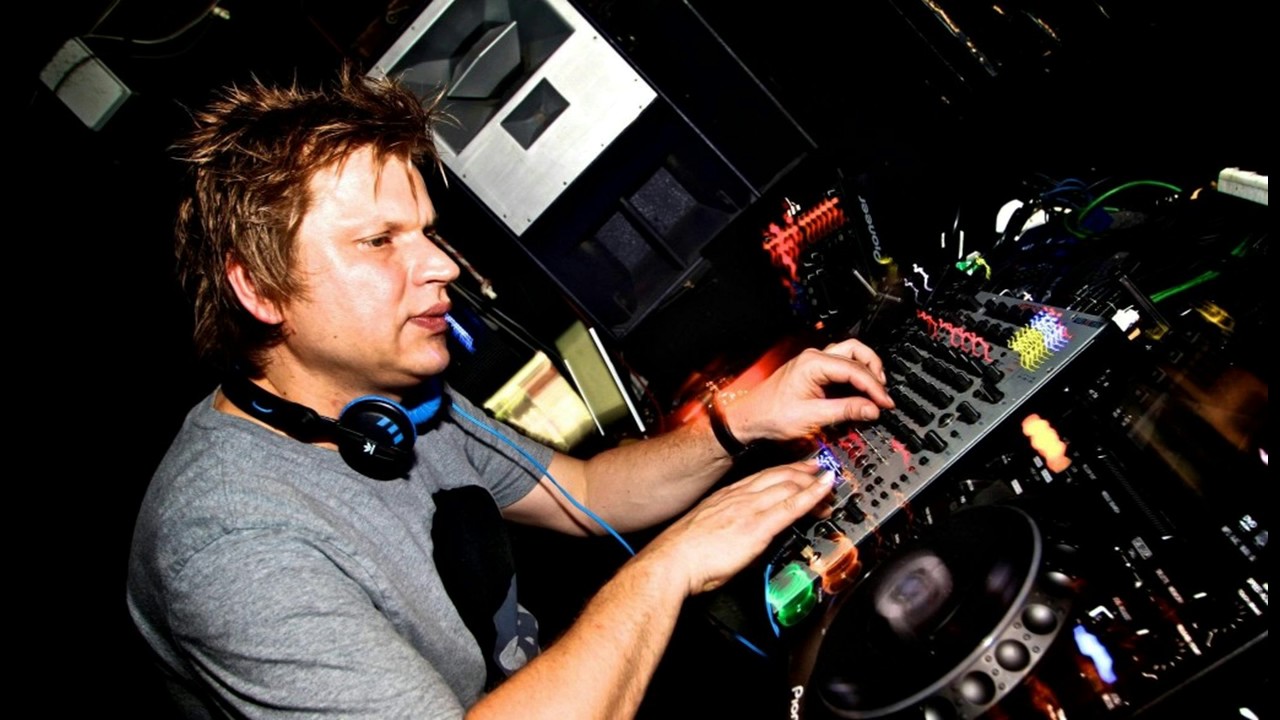 Azzido Da Bass - Dooms Night (Timo Maas Radio Edit) :)