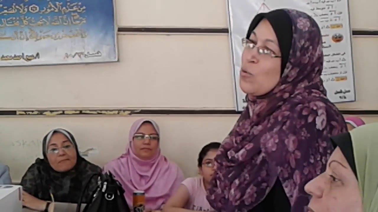 حفل تكريم مدرسه النهضه للاستاذه حنان محمد نبيل