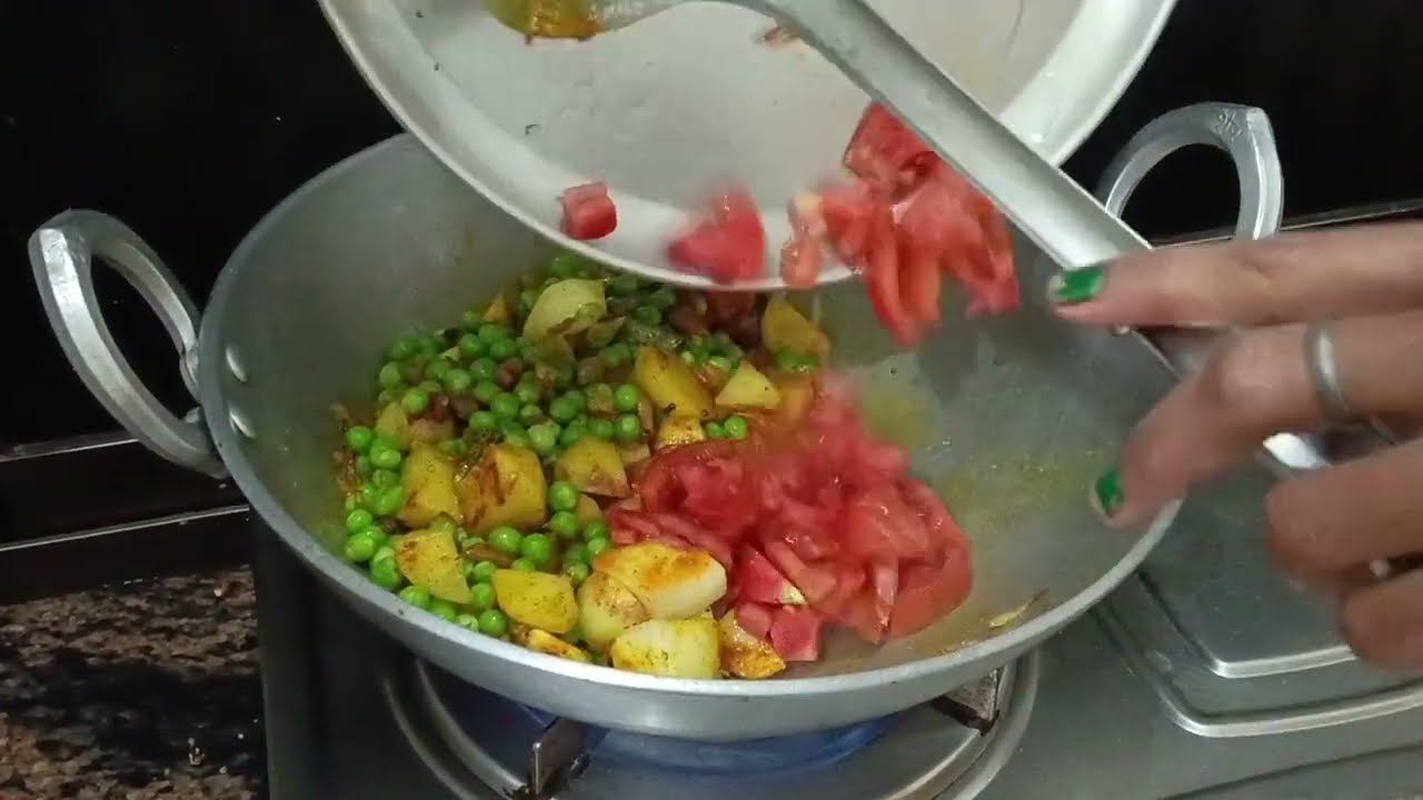 आलू और मटर की मसालेदार सब्जी एकदम चटपटासुखी
