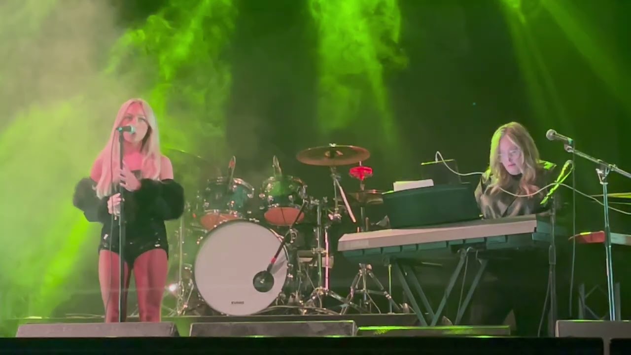 Brooklyn Dylan performing 