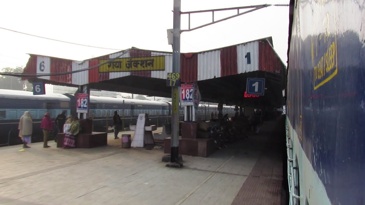 GAYA JUNCTION Arrival & Departure || 13009 DOON EXPRESS !!