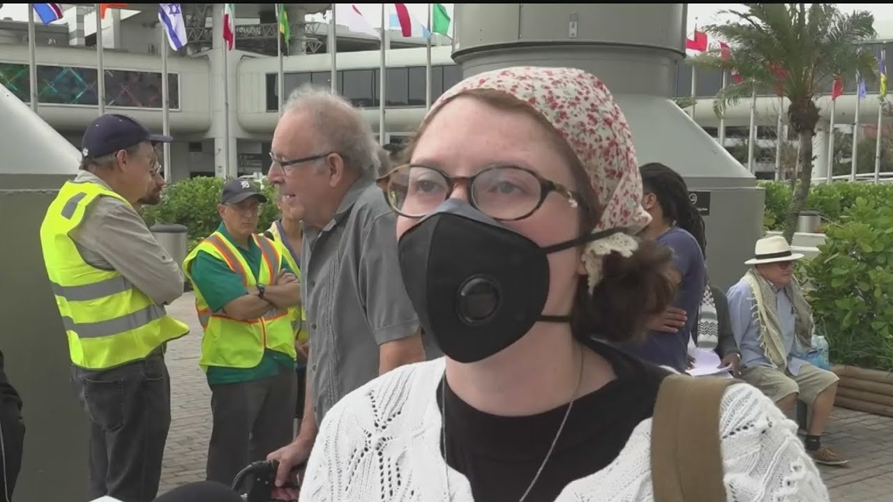 Protesters at Miami airport demand end to U.S. oil blockade on Cuba
