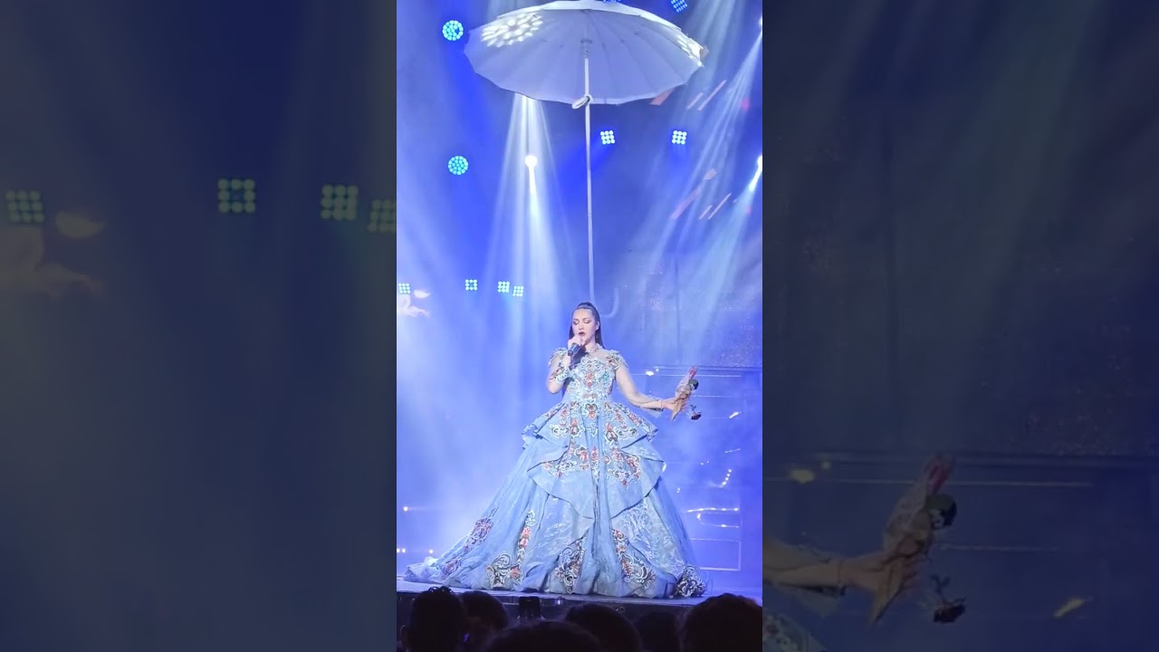 Genma Lareo cantando Titanic en su última actuación con París de Noya.