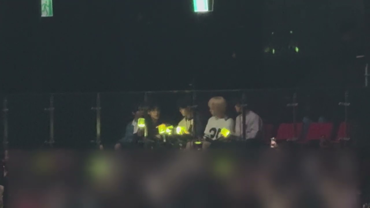 도영선배님 콘서트 보러와서 팬라이트 전달하는 엔시티 위시 (귀엽) @251011 도영 2025 DOYOUNG ENCORE CONCERT [ Yours ]