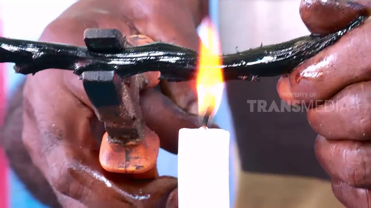 KERAJINAN GELANG AKAR BAHAR DARI GILI TRAWANGAN