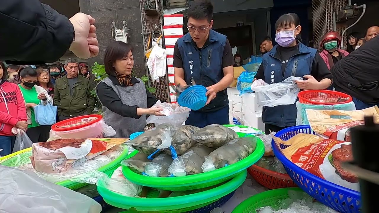 旁邊的妹妹在幫爸爸買魚 #中彰海王子 #烏日火車站 #海鮮叫賣 #海鮮拍賣