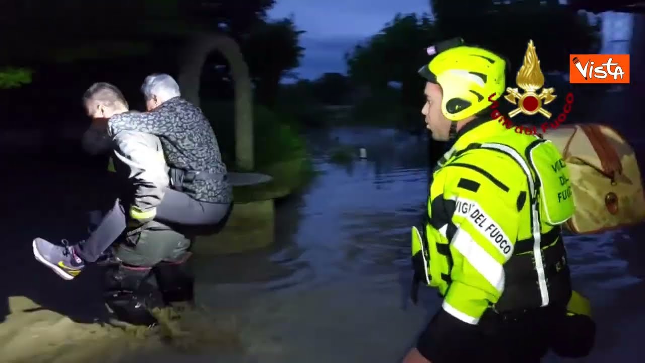 Alluvione a Forlì, i salvataggi dei Vigili del Fuoco