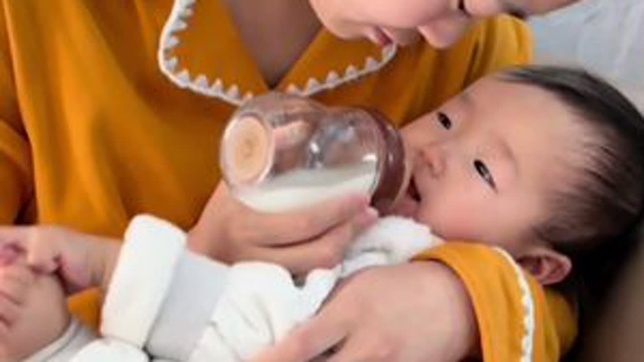过完年打算给二宝断母乳，准备混合喂养，用奶瓶喂一口都不吃，看来又要抹苦瓜汁了…#记录日常生活 #记录真实生活