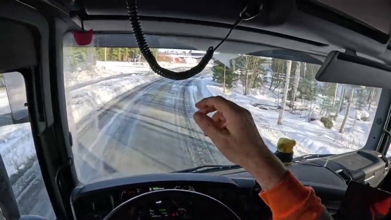 Kasettikuorma mursketta työmualle.
