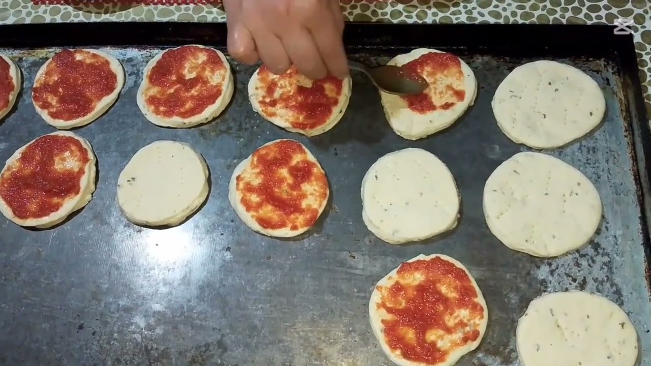 تحضير ميني بيتزا 🍕 لذيذة مع لصوب بالحوت ياسلام 😋