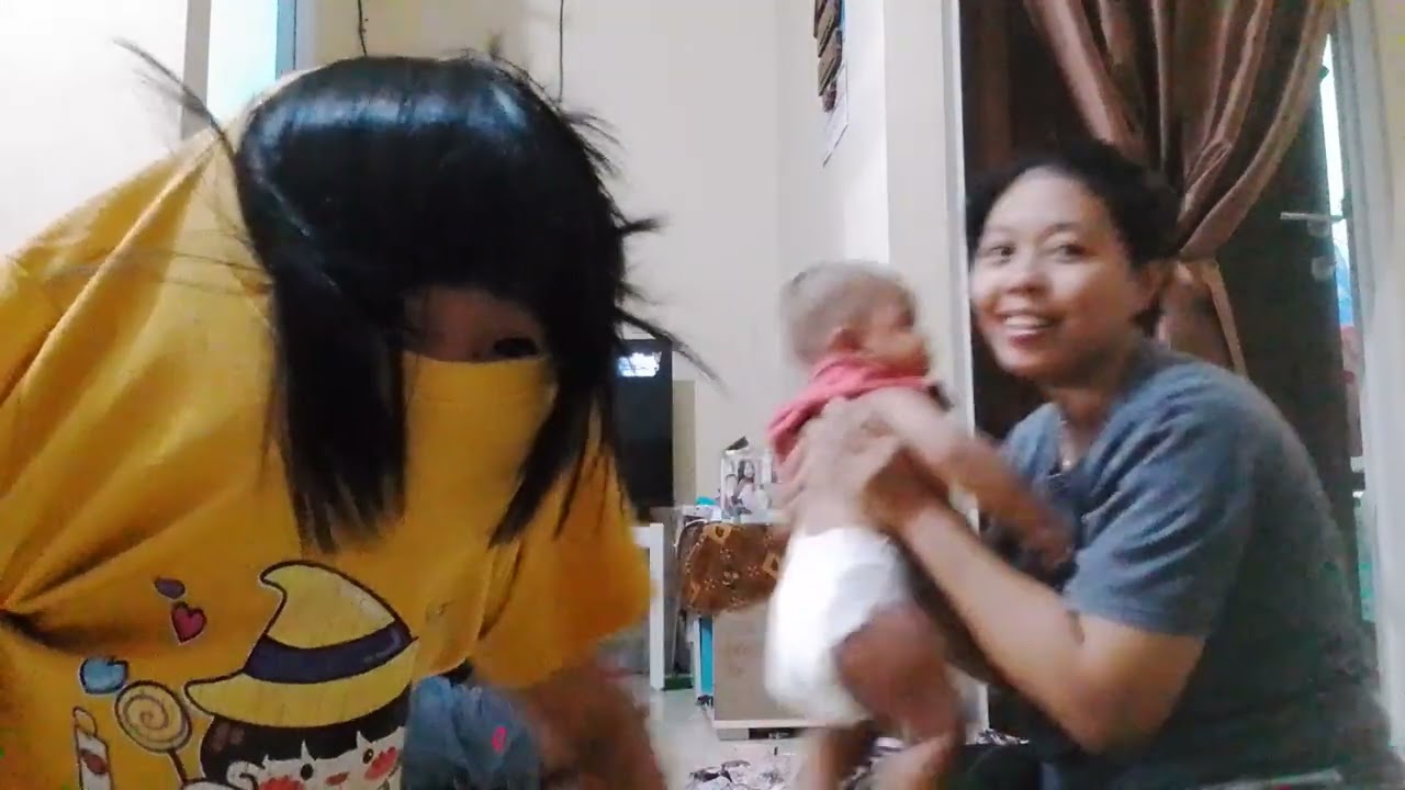 Riweh nya si bayi mau pake baju... 