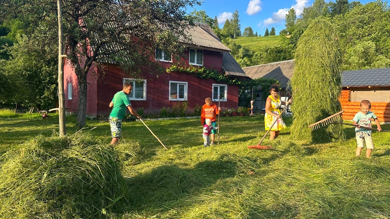 Family Life in the Mountains 🏔️ | Hand Mowing, Homemade Hot Dogs & Farm Fun with 4 Kids 🐄🌭🐇