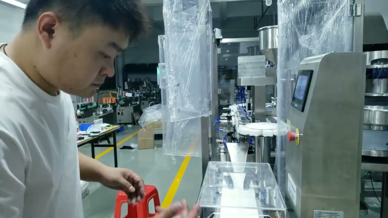 Видео тестирования каждой станции машины для наполнения и укупорки жировых шприцев