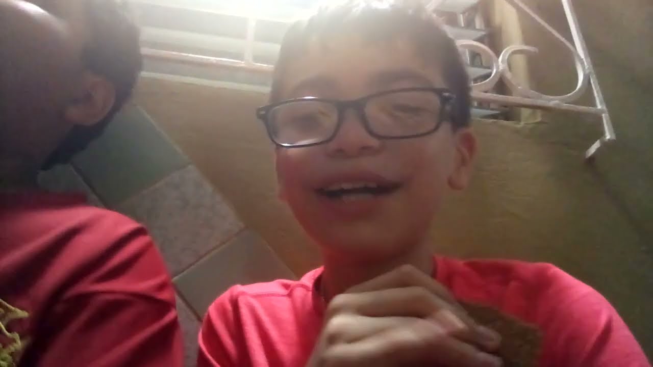 Probando la galleta de larin con el primo XD 