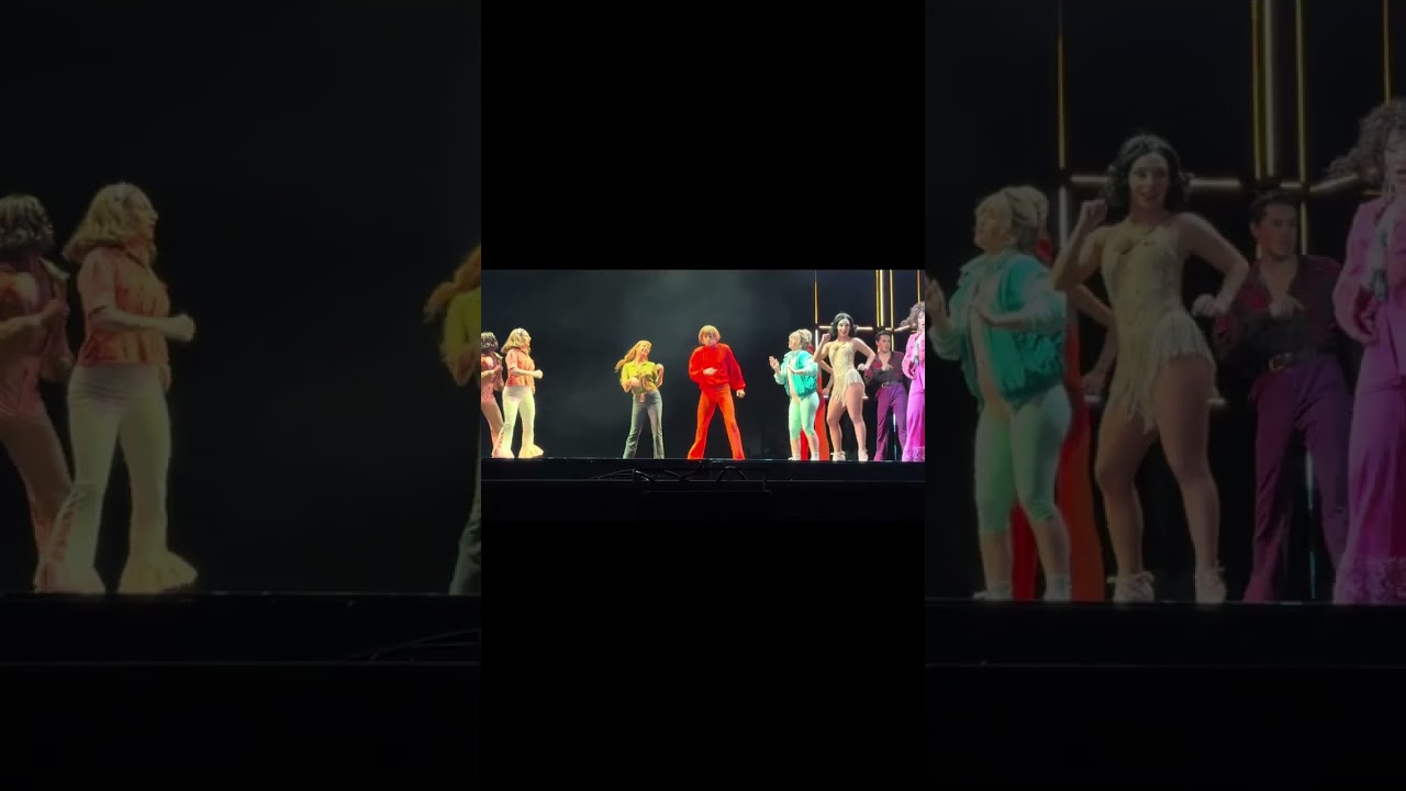 La compagnia della Rancia con il musical la febbre del sabato sera saluta Bologna. 