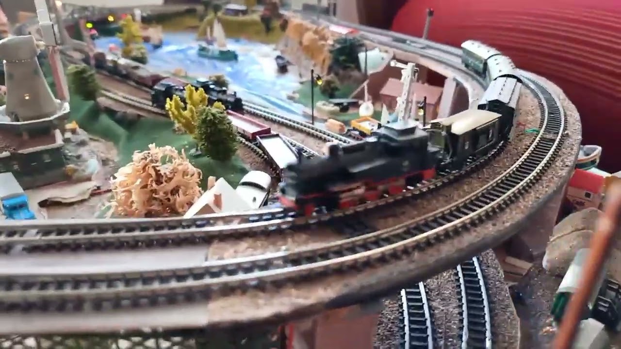 BR74 mit einen Personen Zug ,In allerletzter Minute mit dem BMW Gespann bis auf den Bahnsteig.