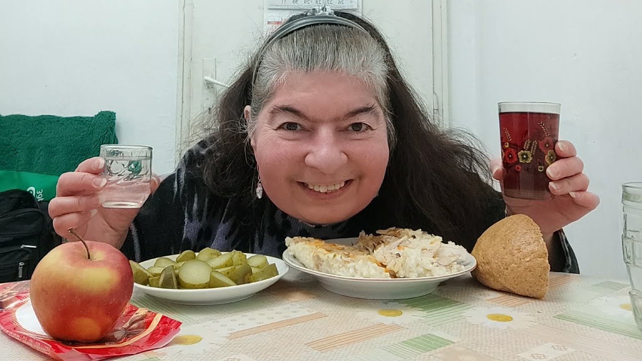 ЯМ-ЯМ-ЯМ! БЯЛ ОРИЗ 🍚с месо🦆ЯМ с кеф, кисели краставички, ябълки и шоколад!🍫 🥰 🐔🐓🦃🦆🍞🥘🥰🥗🥓🍏🍷🥂🥒🍫🥰🥕