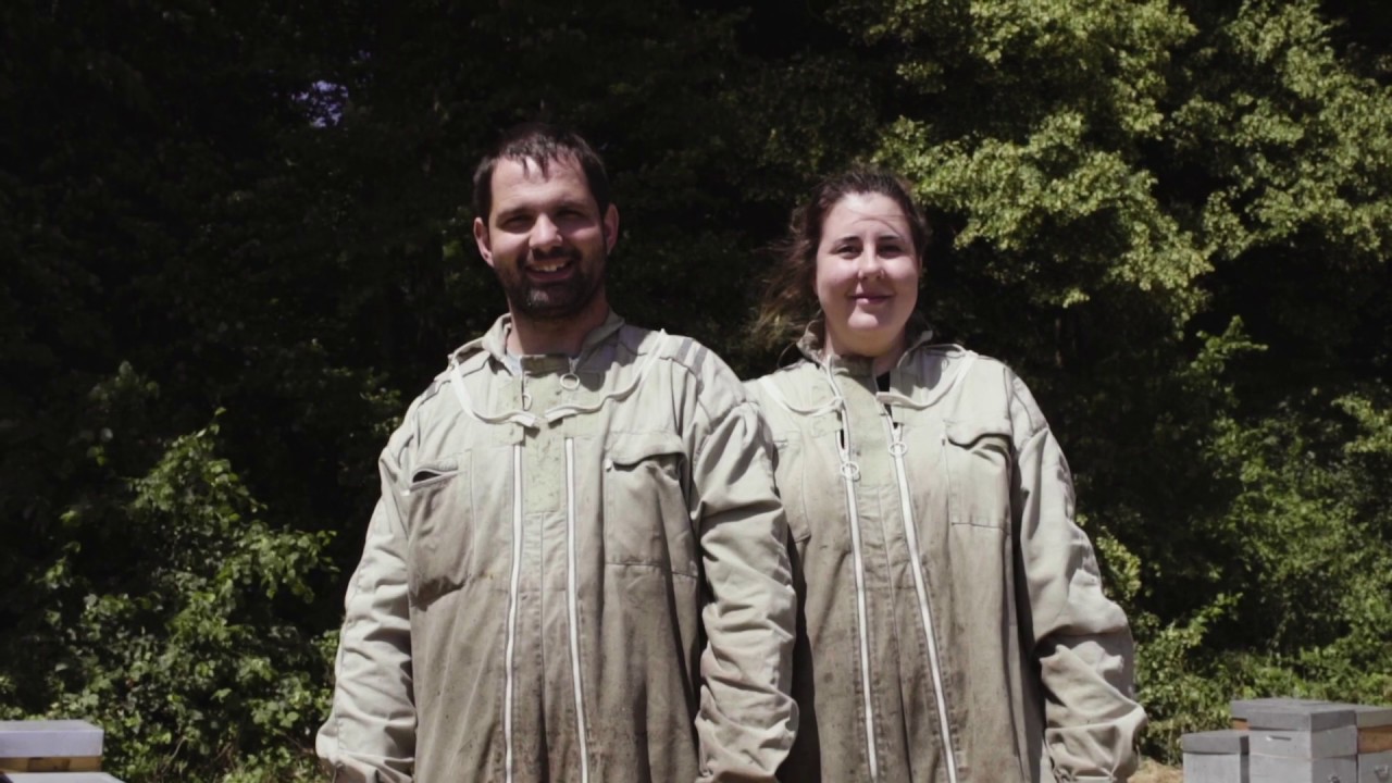 Portrait de Mélanie et Benoit, apiculteurs Compagnons ambassadeurs du miel de Tilleul.