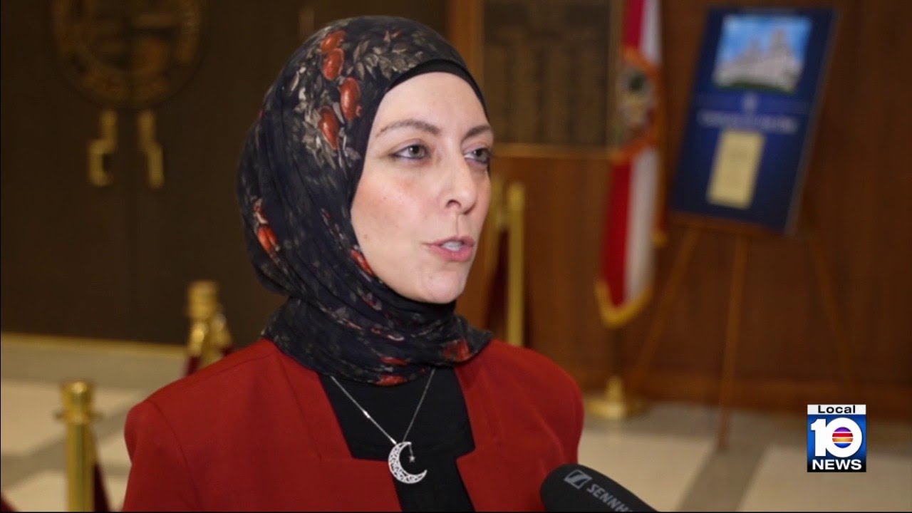 Члены организации CAIR Florida проводят акцию протеста в Таллахасси.