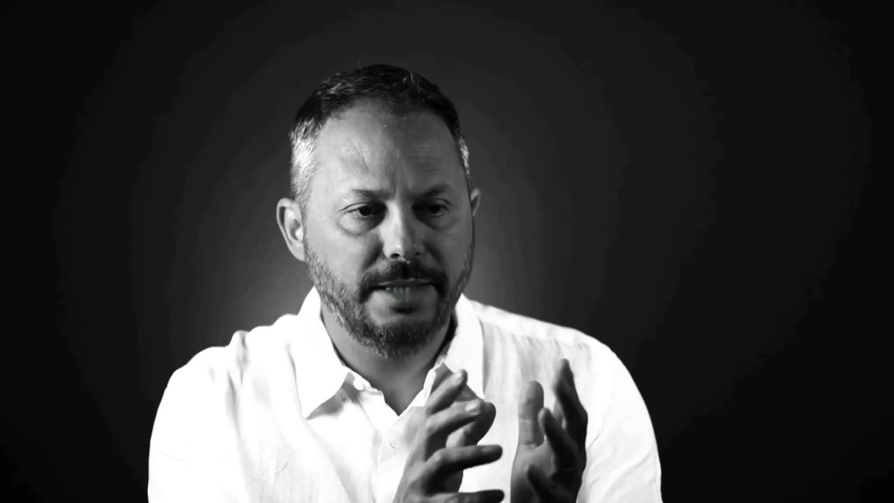 The Human Photographer Among Cameras and Artificial Intelligence 
