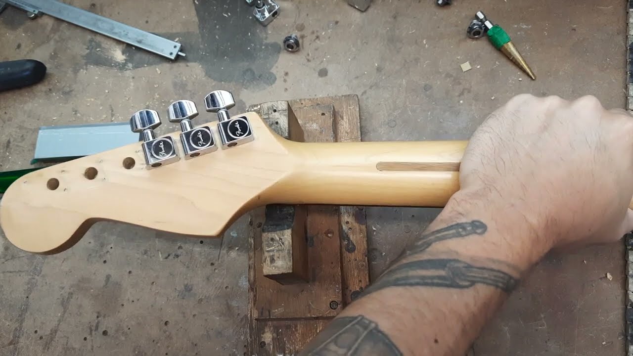 Vídeo Raiz - Luthieria - #08 (Instalação de tarraxas Fender)