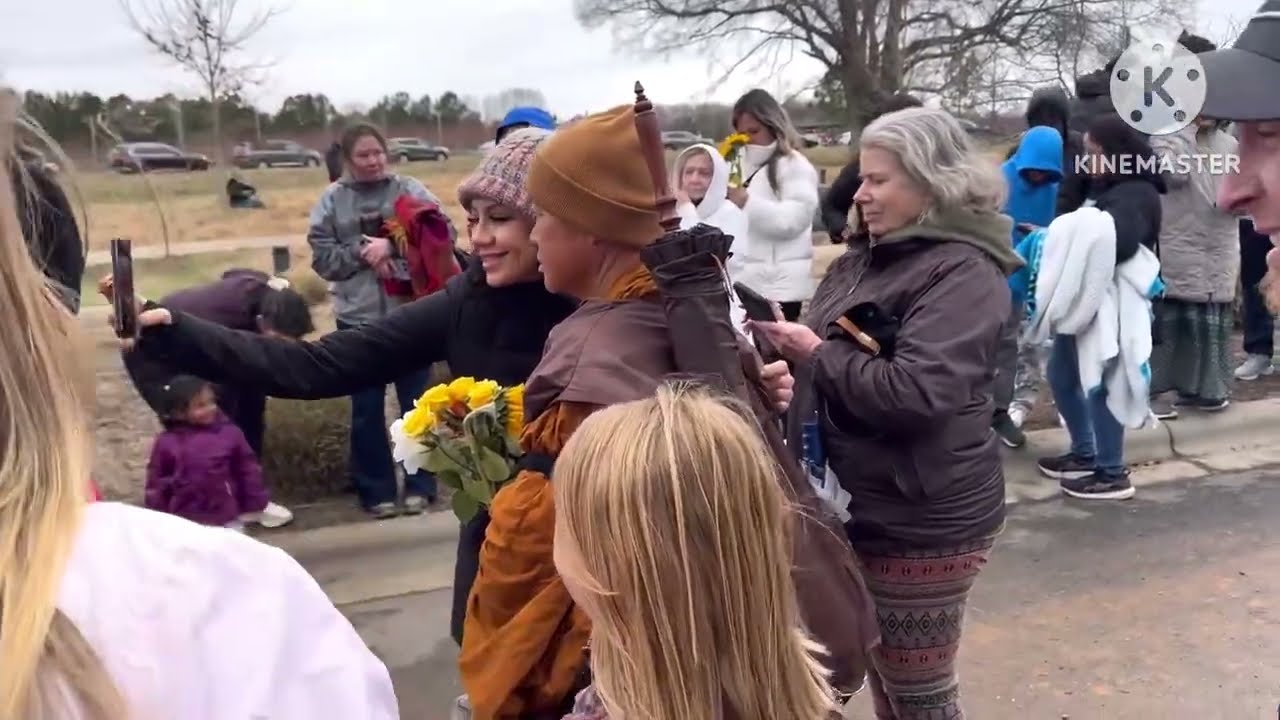 Walk for peace:Many Americans were happy to take pictures and give flowers to the monks.