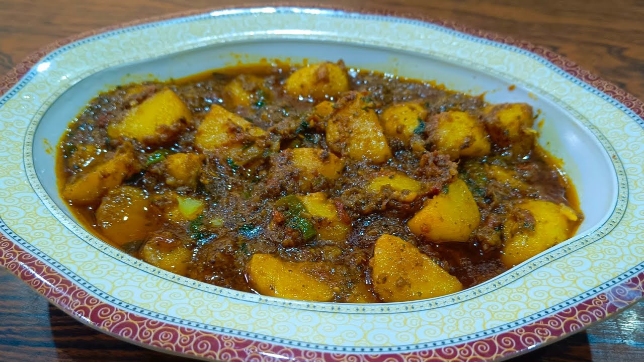 Aloo Bhuna Recipe | Spicy & Flavorful Pakistani Potato Curry for Lunch or Dinner Delight 🥔 