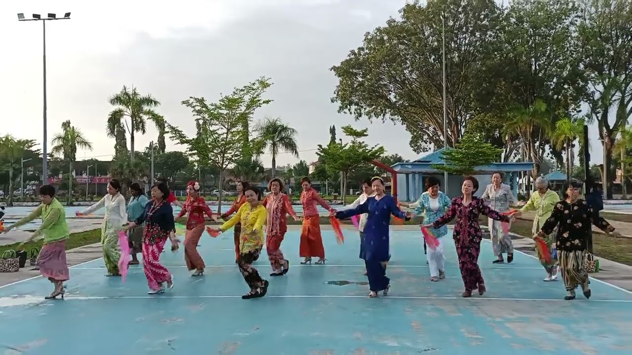 *Gadis dan Bunga*   performanced by Elegant Fitness Line Dance Group ,Sabak Bernam 4/3/2023