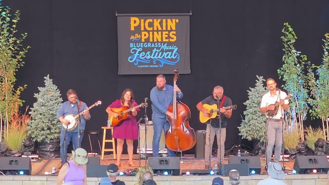 Kenny & Amanda Smith Band: "Sourwood Mountain" & "House Down The Block" | Live Bluegrass