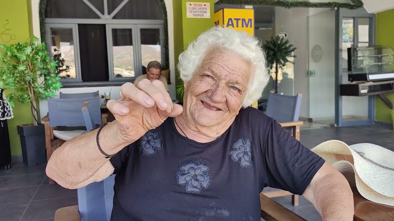 Η καλλιόπη από το Μεσοχώρι Καρπάθου  ο άντρας της αστυνομικός παλιά στο αΑρκαλοχώρι χαμογελαστή 