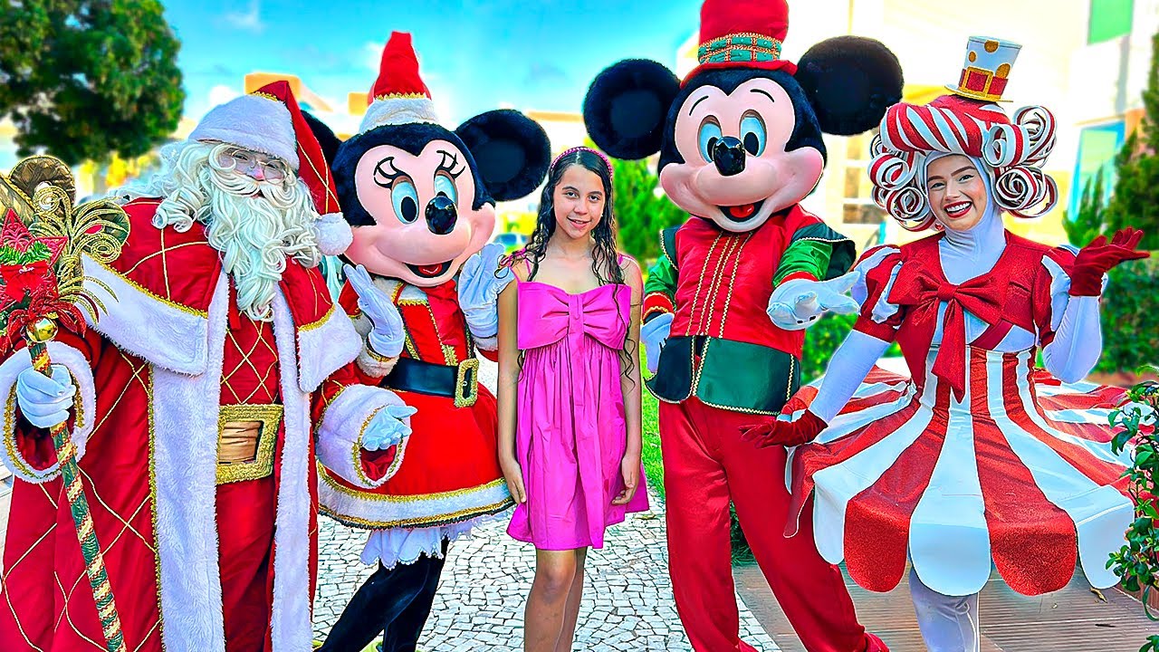 SARAH recebe a visita do MICKEY, da MINNIE e do PAPAI NOEL e ganhou PRESENTES DE NATAL !