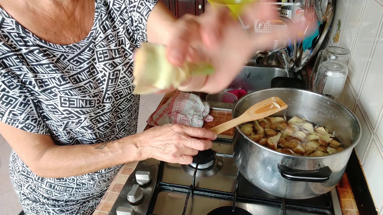Preparazione di carciofini al naturale