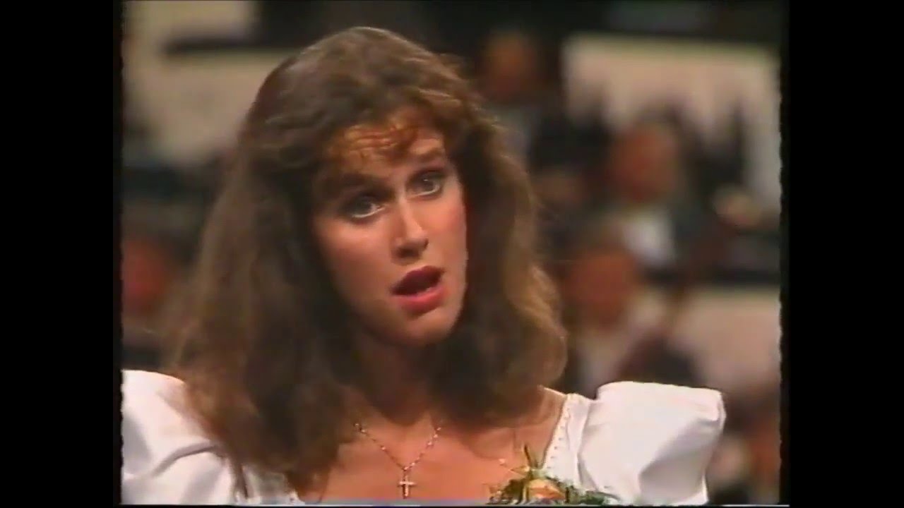 TV-uitzending uit 1990. Wilma Bierens zingt : Dove sono uit 