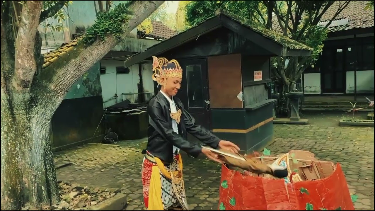 LAIRE GATOT KACA (tugas ujian praktek bhs Jawa kls 9e) 