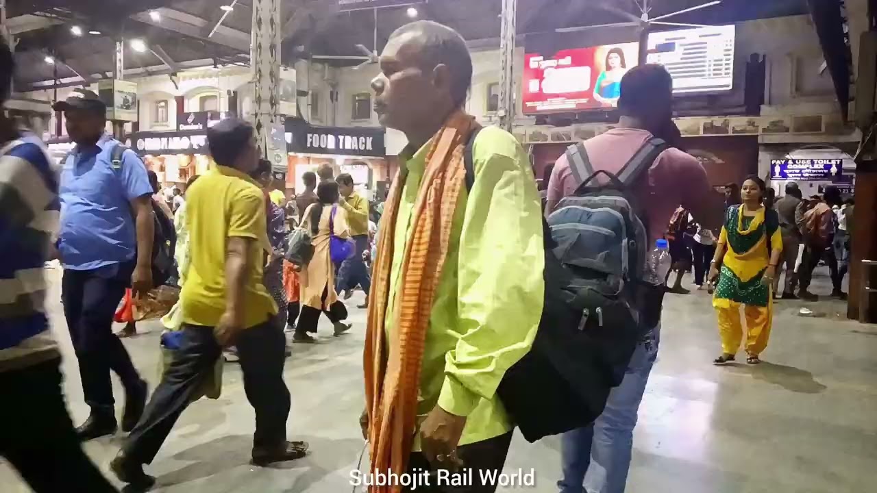 Evening Time 🥵 Howrah junction station rush hour 😱😱 #video #ytviralvideo #railfans @BiswajitMondal