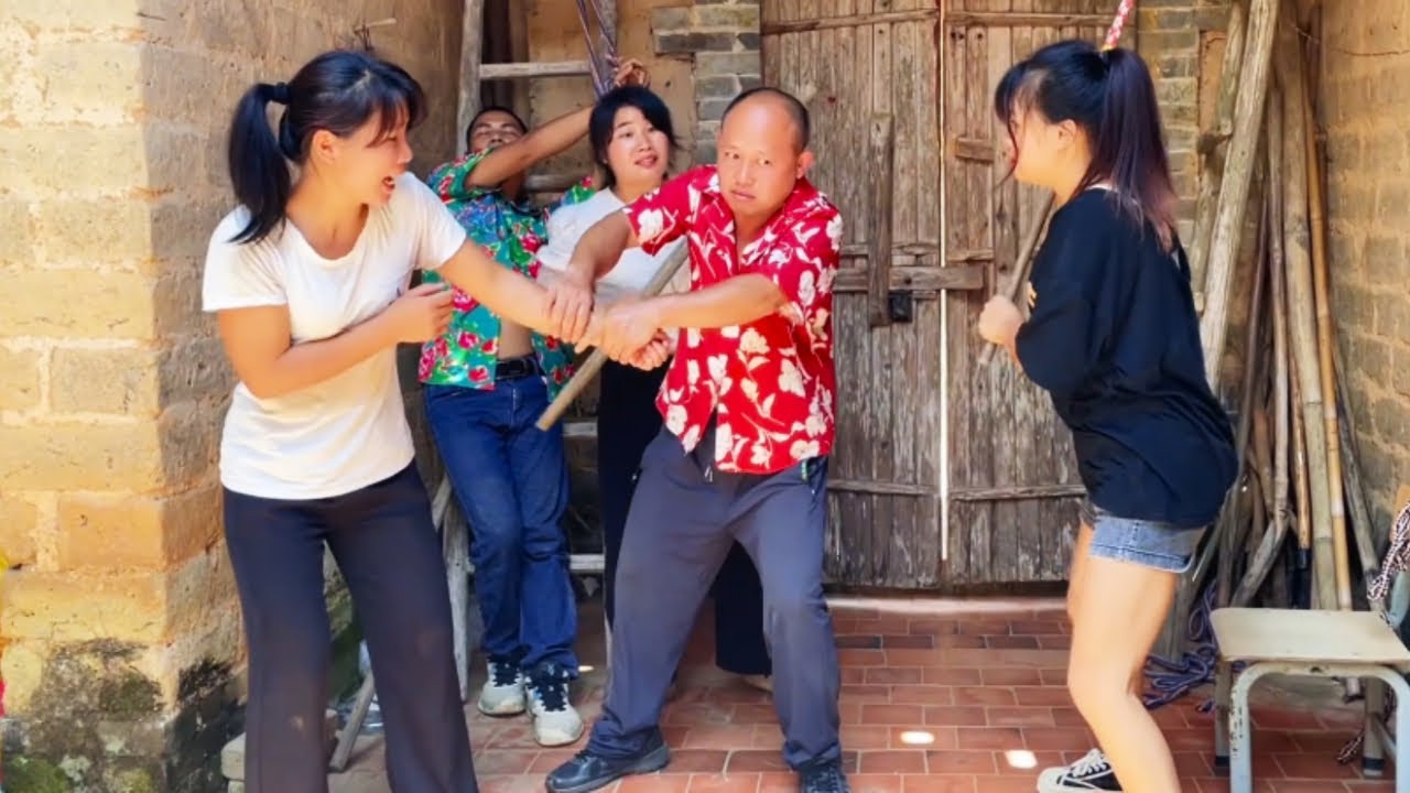 被绑美女咬断绳子骗过人贩子，解救其他妇女猛烈反击，一棍棍打晕人贩子，狠狠暴揍他们！#funny #传递正能量 #comedy #严惩败类 #movie