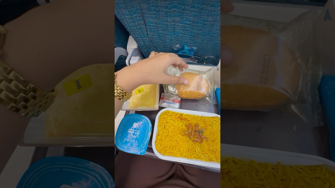 What I eat in Oman air economy class #flight #flightfood #ytshorts #trending #oman #travel #vlog