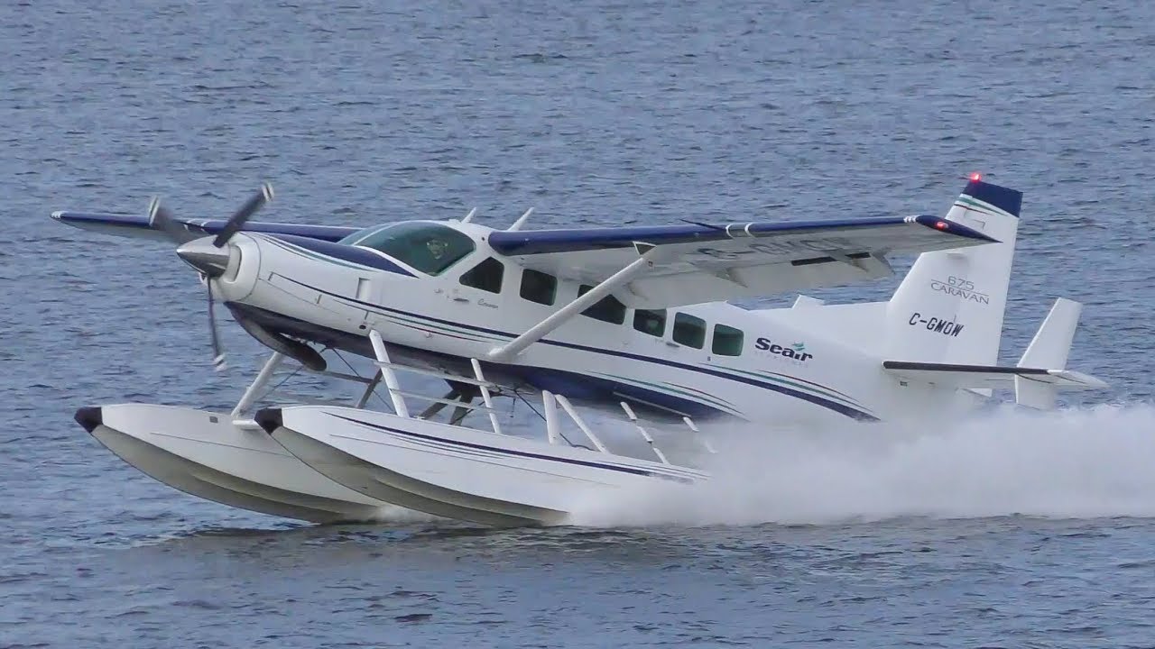 Cessna 208 Caravan Seaplane Landing