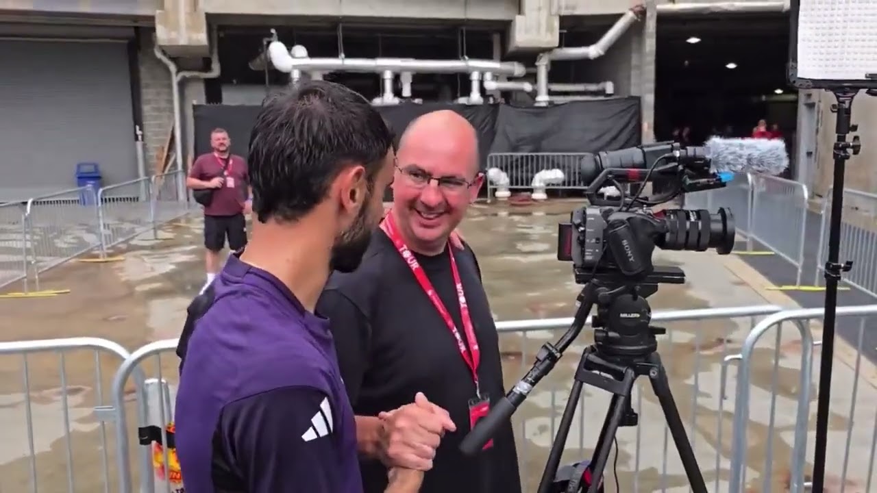 📹🚨| Bruno Fernandes congratulating the camera men on 25 years in the job for Manchester United #mufc