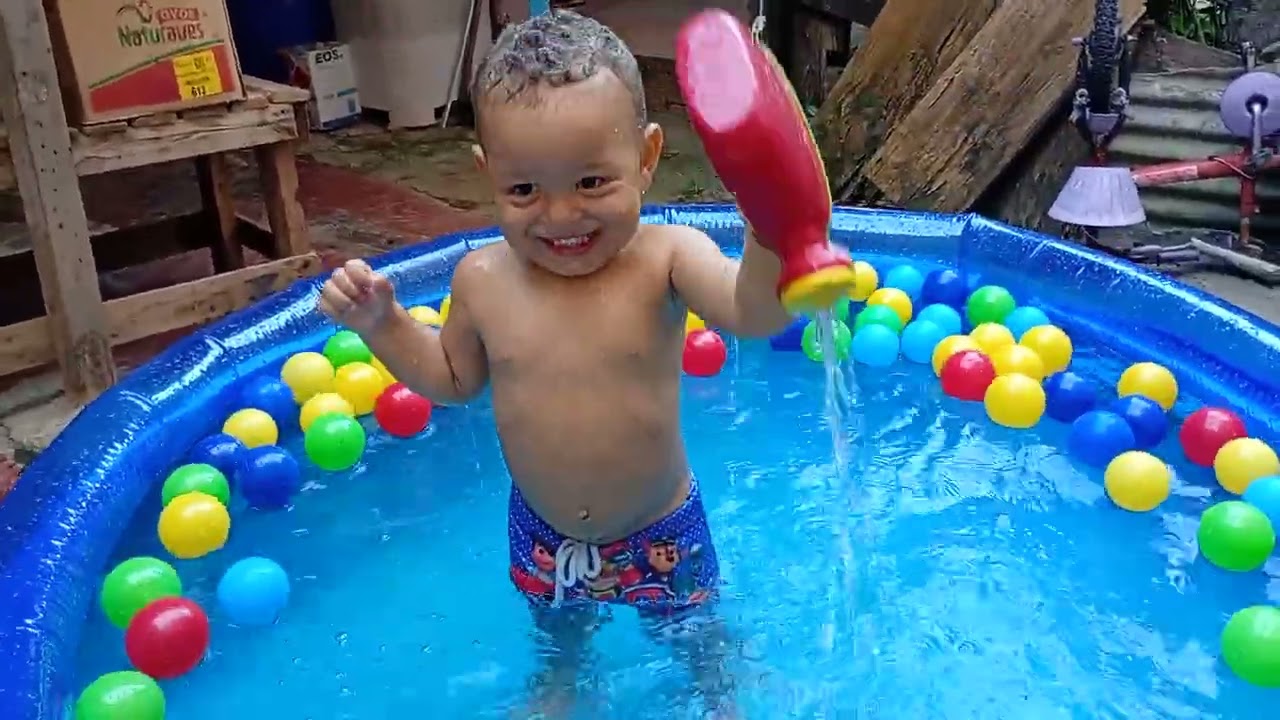 Lukinha brincando na piscina 